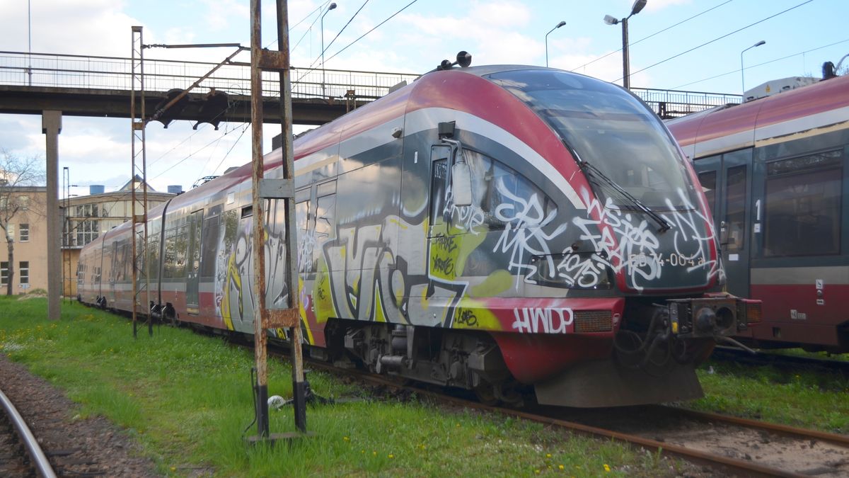Wycofane z eksploatacji składy ED74 w bazie PKP Intercity Kraków-Bieżanów.