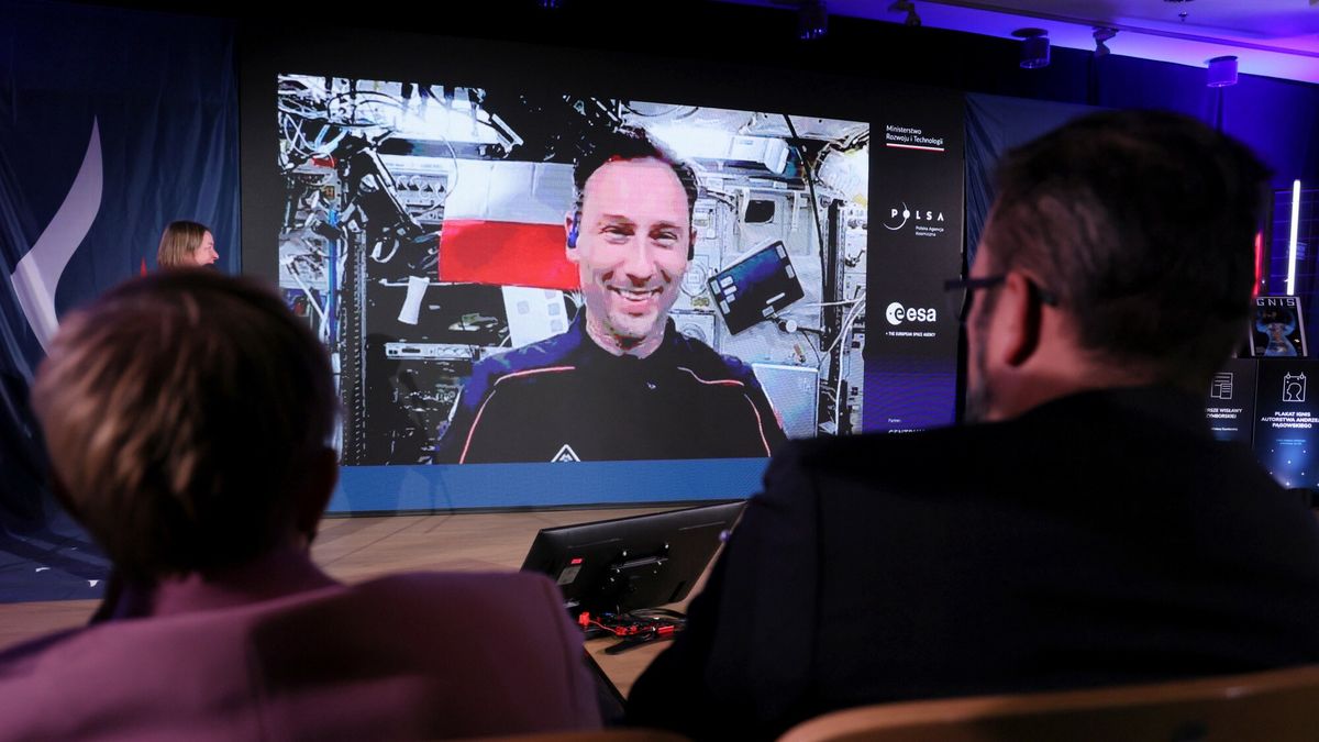 Wideo??czenie ze S?awoszem Uzna?skim-Wi?niewskim
Fot. Pawel Wodzynski/East News, 07.07.2025. Centrum Nauki Kopernik. Wideolaczenie z polskim astronauta Slawoszem Uznanskim-Wisniewskim i Miedzynarodowa Stacja Kosmiczna w ramach misji Ax-4.
Pawel Wodzynski