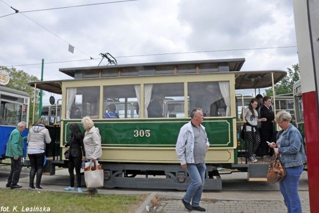 W Poznaniu turystów wozi odrestaurowany tramwaj z 1905 r.