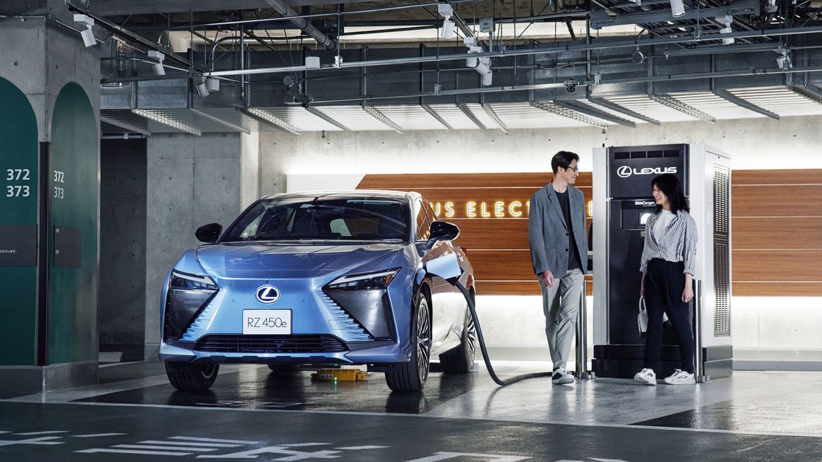 Stacja ładowania samochodów elektrycznych Lexusa w Tokio