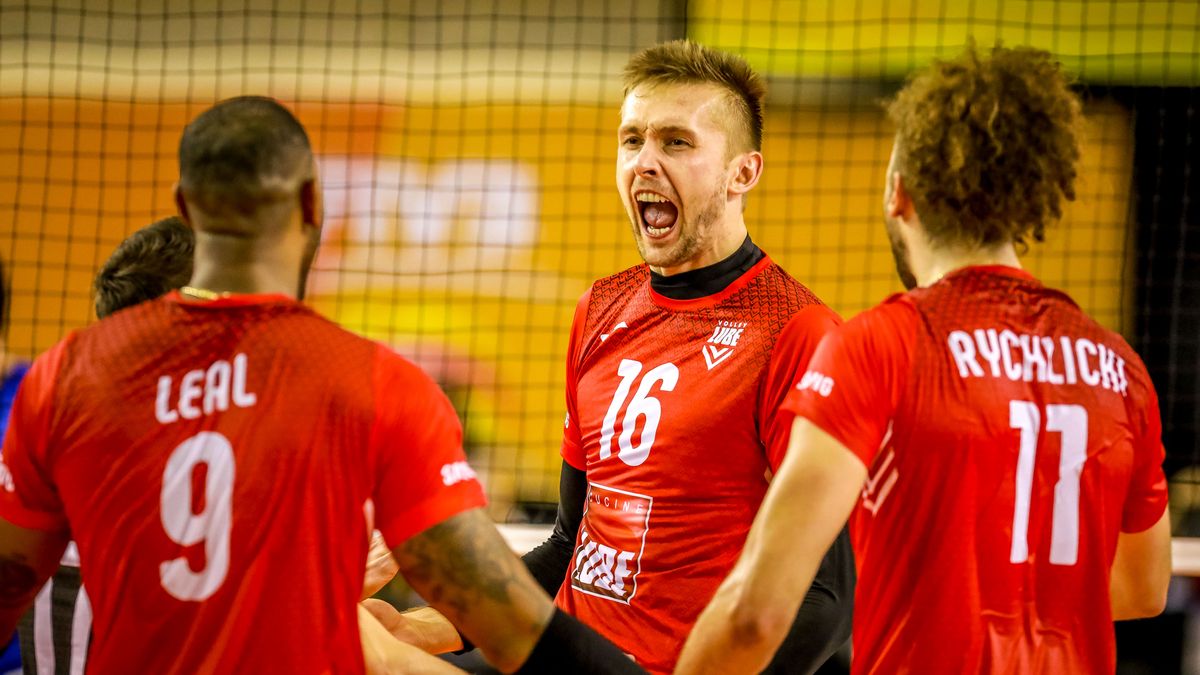 Zdjęcie okładkowe artykułu: Materiały prasowe / FIVB / Na zdjęciu: siatkarze Cucine Lube Civitanova (Mateusz Bieniek z numerem 16)