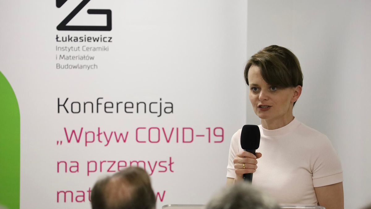 Wicepremier Jadwiga Emilewicz: - Współpraca między Akademią Górniczo-Hutniczą a Siecią Badawczą Łukasiewicz, którą zainicjowano podczas konferencji, powinna przyczyniać się do nadchodzącego skoku cywilizacyjnego w obszarze budownictwa, zarówno w nauce, jak i inżynierii.