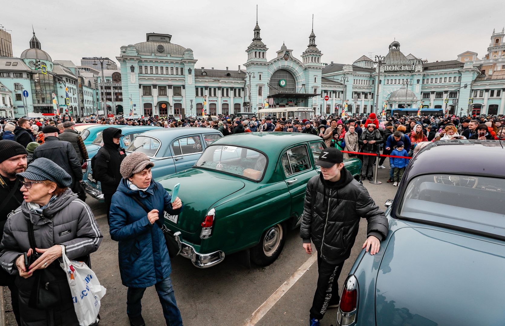 Mieszkańcy Moskwy w trakcie pokazu wytworów motoryzacji radzieckiej