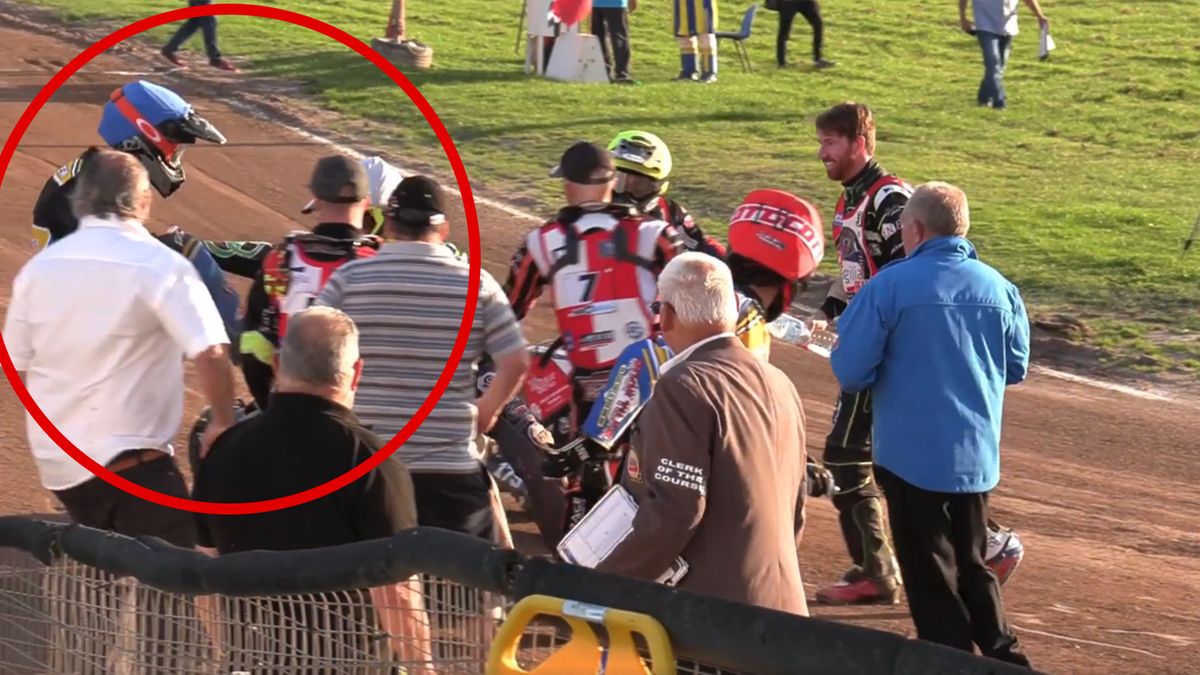 Facebook / Plymouth Devils / Na zdjęciu: Charles Wright atakuje Zane'a Kelehera