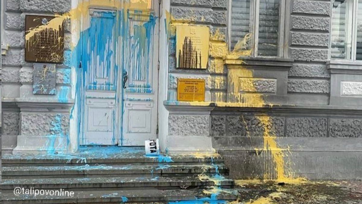 Partyzanci oblali budynek władz w Eupatorii żołtą i niebieską farbą 