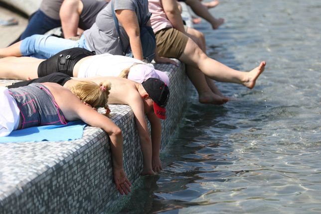 Ludzie uciekajÄ… nad wodÄ™