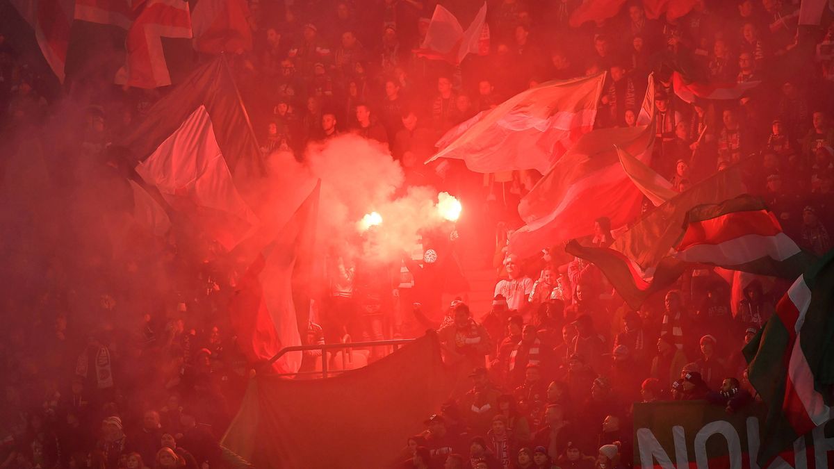 kibice Śląska Wrocław podczas meczu piłkarskiej Ekstraklasy z Legią Warszawa
