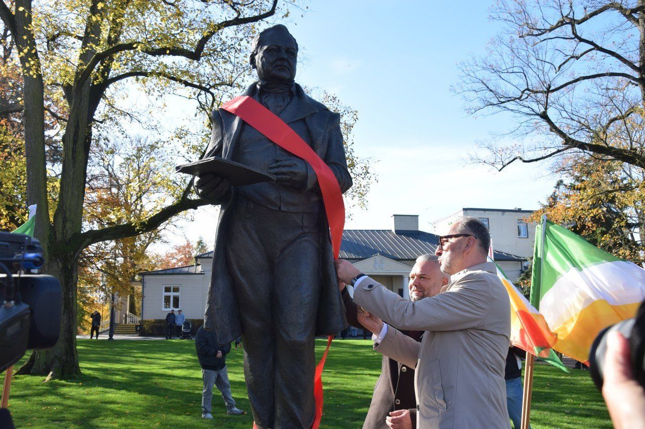200 lat Zduńskiej Woli. Odsłonięto pomnik Stefana Złotnickiego. Był też tort dla mieszkańców