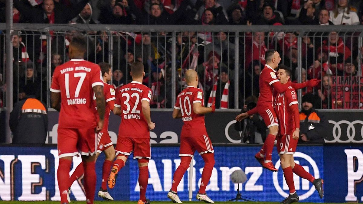 Robert Lewandowski (z prawej) cieszy się z gola razem z kolegami z Bayernu