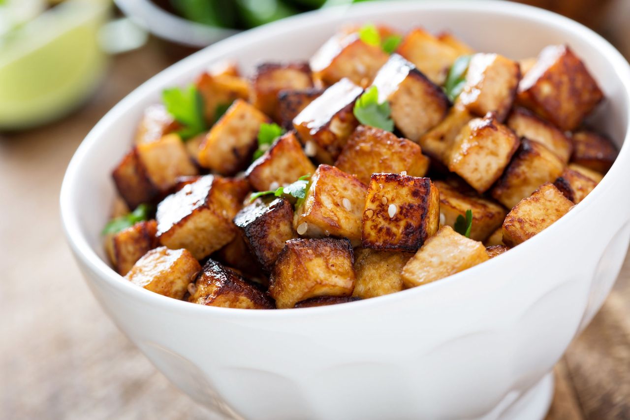 Może zastąpić mięso w diecie. Dlaczego warto jeść tofu?
