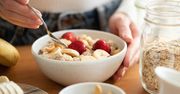Czy można jeść surowe płatki owsiane? Wielu popełnia błąd, więc dietetyczka wyjaśnia