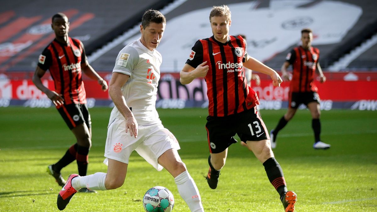 PAP/EPA / RONALD WITTEK  / Na zdjęciu: Robert Lewandowski (z lewej) oraz Martin Hinteregger