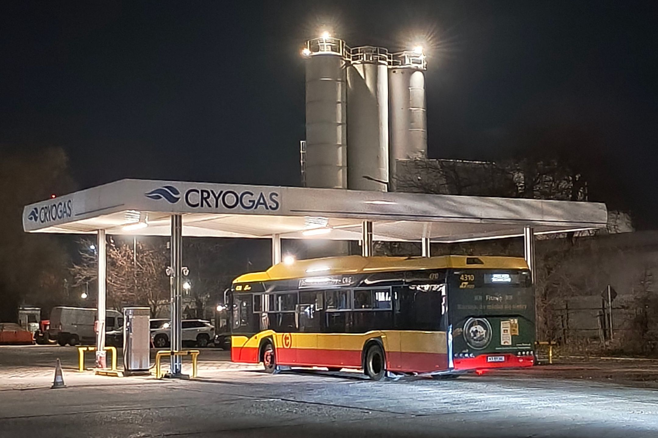Pierwsze tankowania autobusów odbywały się pod szyldem Cryogas 