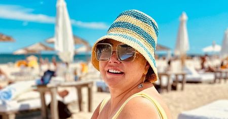 Katarzyna Niezgoda WYLEGUJE SIĘ na plaży w kostiumie kąpielowym (FOTO)