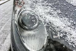 Grad w Koszalinie. Dachował samochód