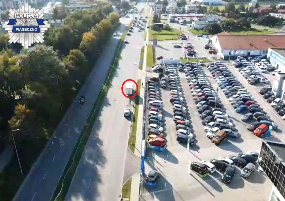 Piaseczno. Drony uważnie obserwują kierowców. I czasem zarejestrują coś, co kompromituje kierowców (Policja)