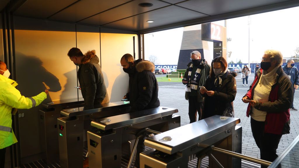 Zdjęcie okładkowe artykułu: Getty Images /  Tottenham Hotspur FC / Na zdjęciu: kibice wchodzący na stadion