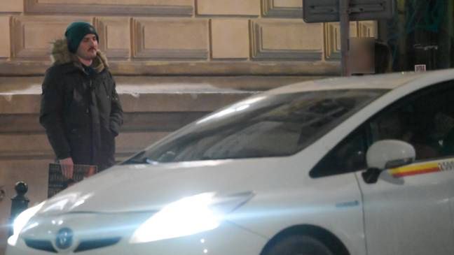 Dawid Podsiadło odprowadza znajomą do taksówki