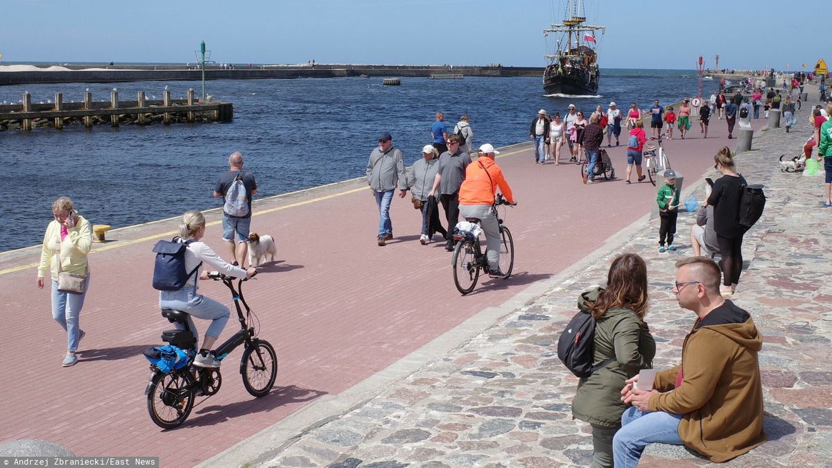 Polskie wybrze?e Andrzej Zbraniecki
Fot. Andrzej Zbraniecki/East News, 30.06.2025. Ustka, woj.pomorskie. Poczatek sezonu wakacyjnego. N/z: spacery po falochronach
Andrzej Zbraniecki