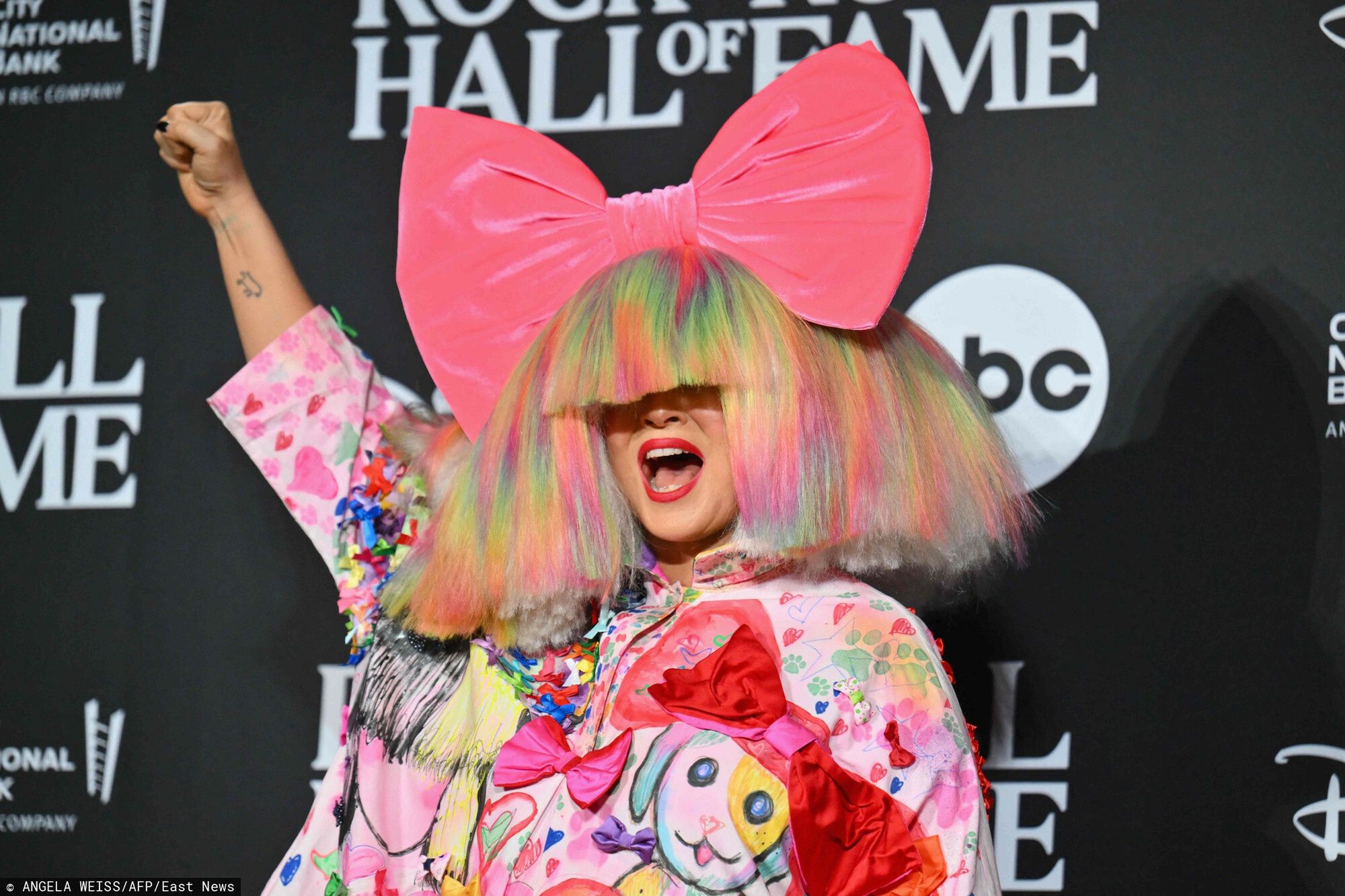 Sia podczas 38. edycji Rock & Roll Hall of Fame w Nowym Jorku
