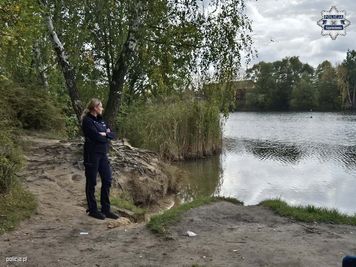 Częstochowskie policjantki wyłowiły 70-latka ze zbiornika wodnego