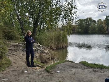 Częstochowskie policjantki wyłowiły 70-latka ze zbiornika wodnego