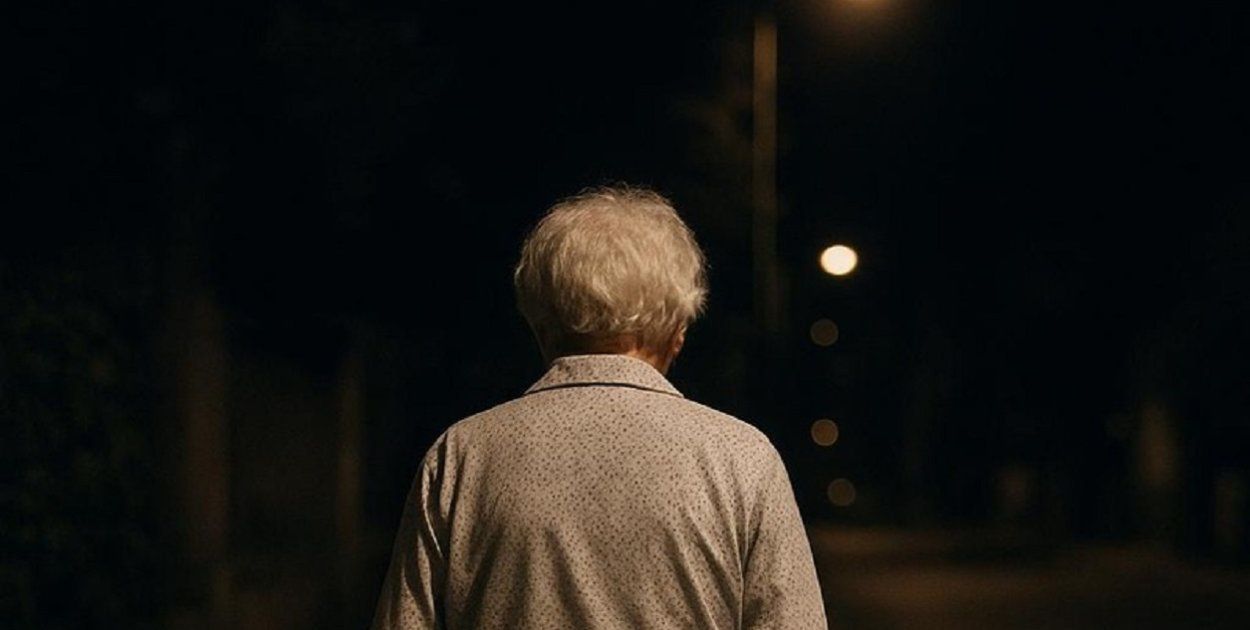 Słupsk: 80-latek wyszedł z domu w samej bieliźnie. Uratowali go policjanci