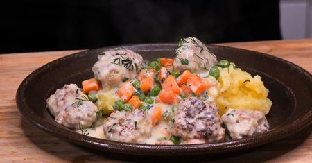 Strzelczyk pokazał, jak z mielonego mięsa zrobić frykadelki. Dużo smaczniejsze od zwykłych kotletów