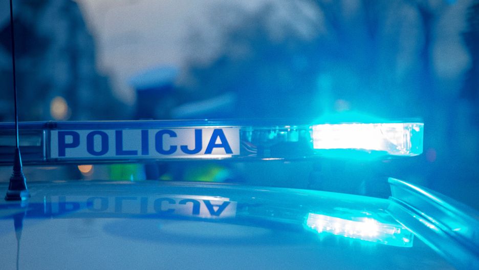 Radiowóz policyjny z włączonymi kogutami, wypadek, kolizja