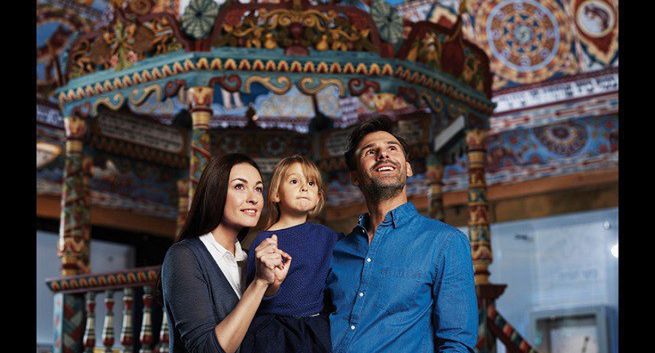 Rodziny, młodzież, seniorzy i para homoseksualna w reklamie Muzeum Historii Żydów Polskich