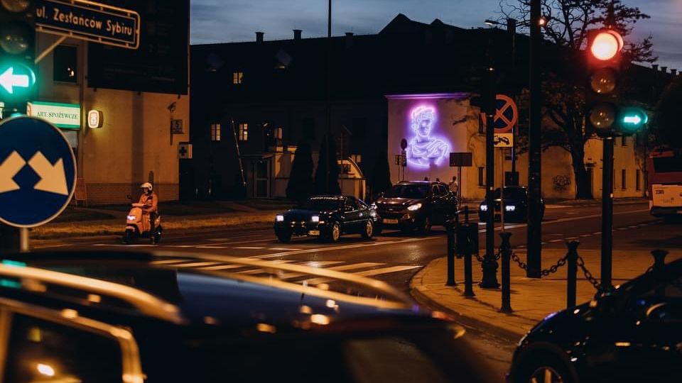 Popiersie Apolla na elewacji budynku Centrum Kultury przy ul. Peowiaków