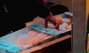 Obrzydliwe. Robiła to bez rękawiczki. Nagranie z Biedronki