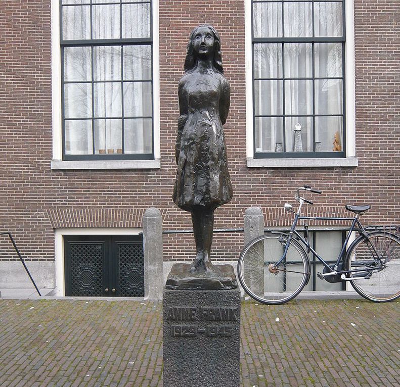 Pomnik Anny Frank w Amsterdamie (źródło: Wikimedia)