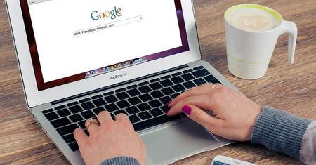 Google usuwa linki z wyników, ale serwisy z torrentami podaje na tacy