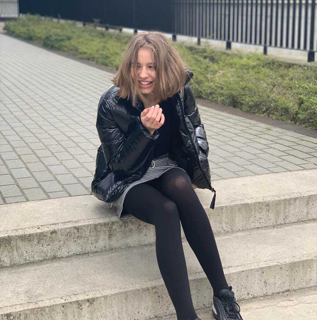 Oliwia Bieniuk w mini chwali się nogami