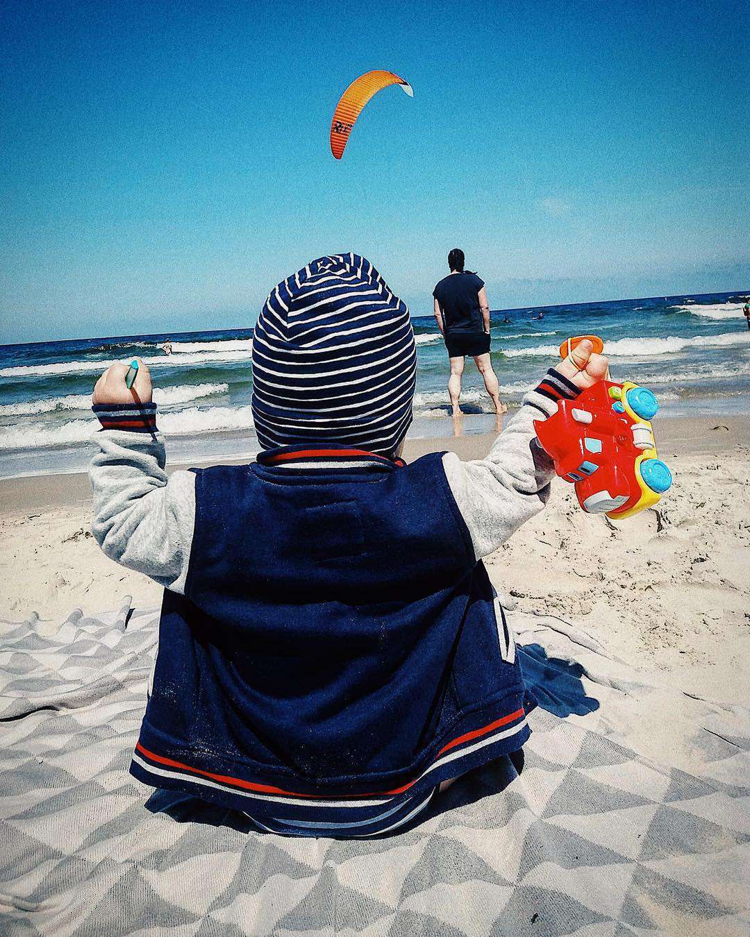 Magdalena Lamparska w stroju kąpielowym na plaży