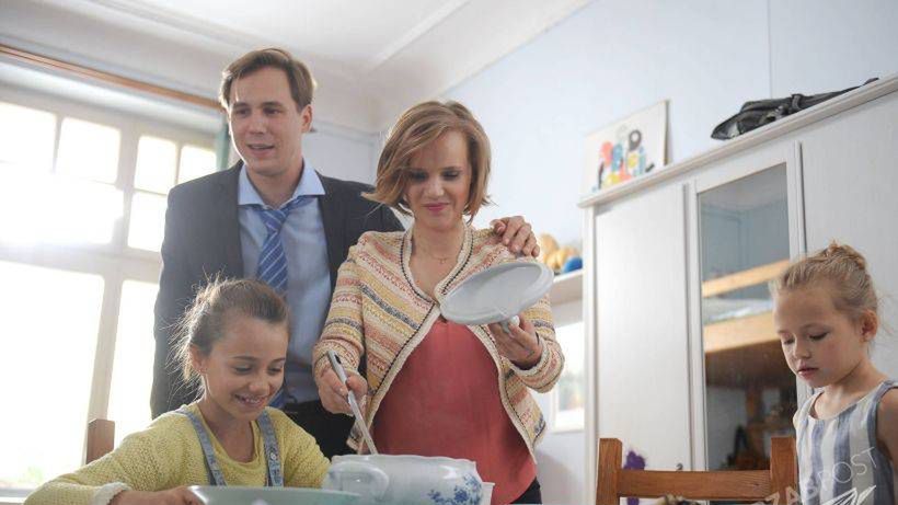 O mnie się nie martw 3 sezon, Iga (Joanna Kulig), Marcin (Stefan Pawłowski), Oliwka (Oliwia Dąbrowska), Helenka (Maja Kwaśny), fot: Facebook.com