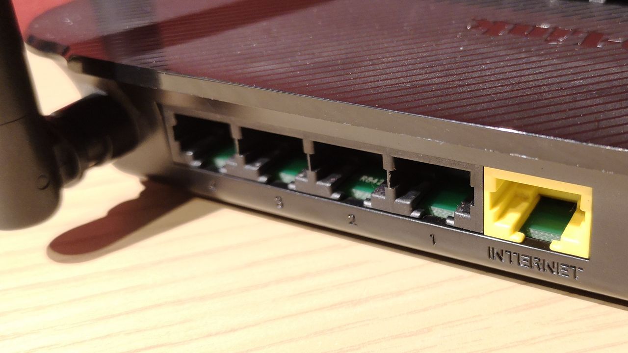 Gniazda Ethernet w typowym domowym routerze