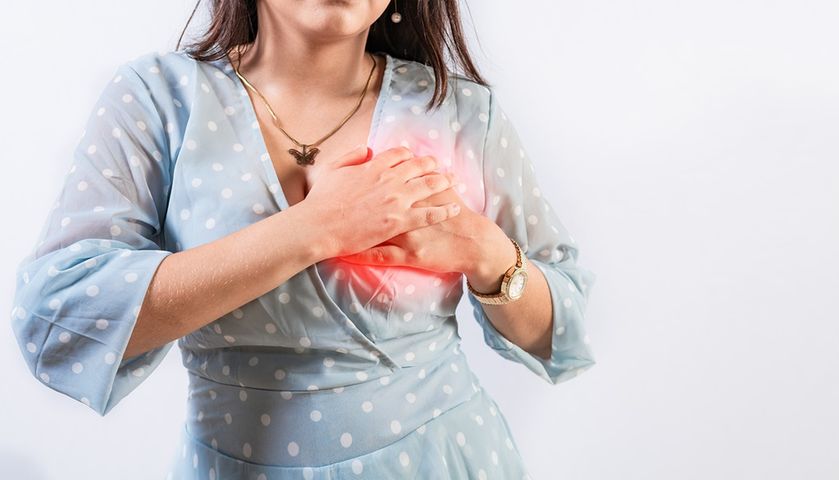 Zawał serca objawia się nagłym, silnym bólem w klatce piersiowej
