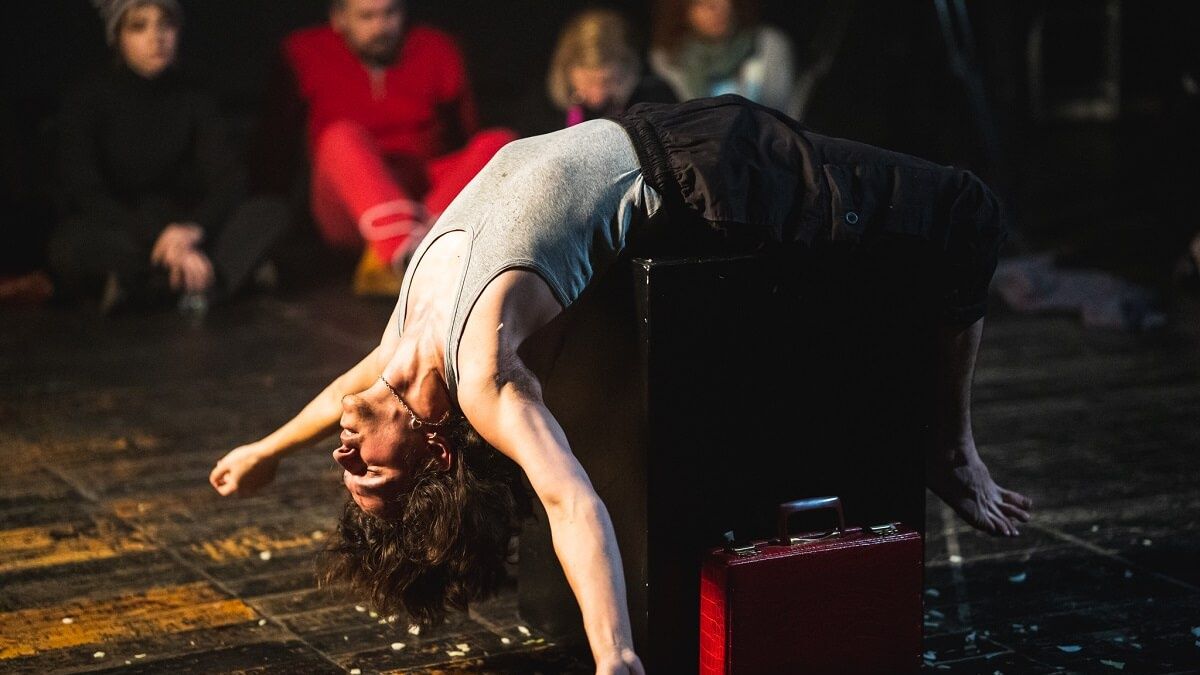 Filip Kijowski „Agent Q – you might be in danger! Time to go undercover…”, performans