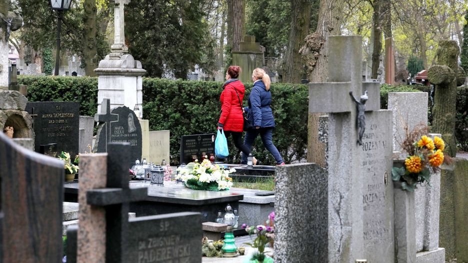 Nieoficjalnie: Cmentarze otwarte na Wielkanoc. Rząd nie planuje powtórki z ubiegłego roku