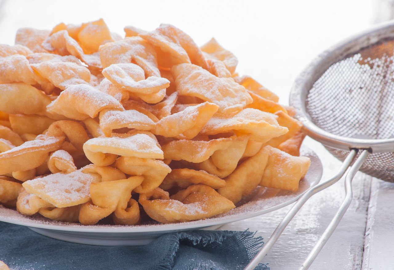 Dodaję do ciasta na faworki. Wychodzą delikatne, chrupkie, a ich smak jest podkreślony