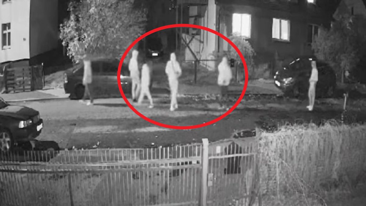 Młodzi ludzie obrzucili dom jajkami