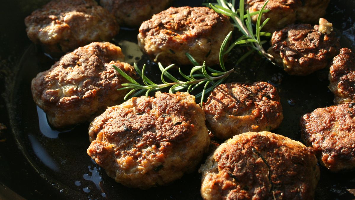 Duńskie kotleciki często mają chropowatą powierzchnię