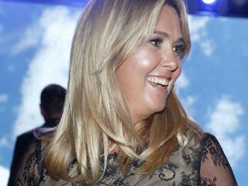 Tak stanęła na ściance. Idealny garnitur dla dojrzałych kobiet