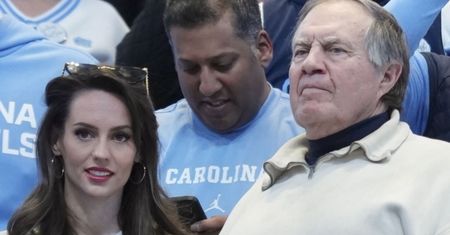 Zafrasowany Bill Belichick obserwuje mecz w towarzystwie o 49 lat (!) młodszej partnerki. Słodko razem wyglądają?