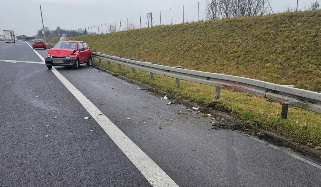 Dąbrowica: Fiat uderzył w barierę na S17 w rejonie węzła Sławinek
