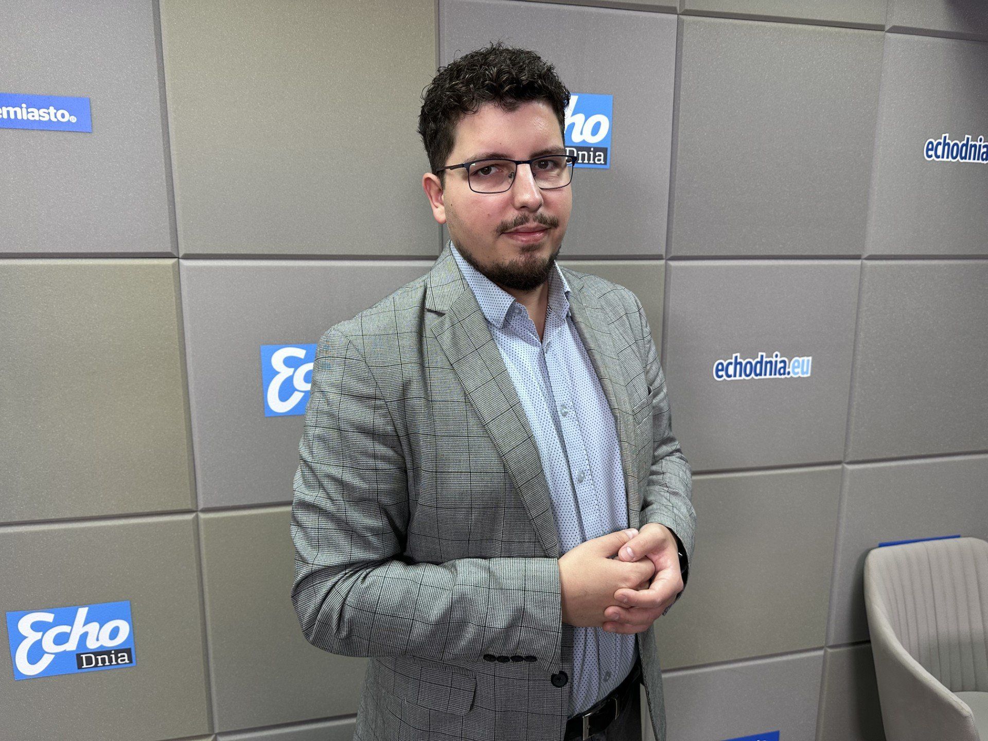 - Miasto Kielce dawno nie miało tak szerokiej promocji. Niestety nie jest to promocja pozytywna. W ostatnich dniach zasięg zdjęcia z lustrem i informacji na ten temat to dziesiątki milionów wyświetleń w różnych kanałach komunikacyjnych - uważa Marcin Stępniewski, przewodniczący klubu Prawa i Sprawiedliwości w Radzie Miasta Kielce.