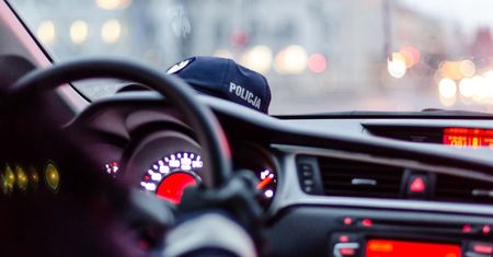 Zatrzymali 27-latka do kontroli. Zaczął wciskać 10 tys. zł policjantom