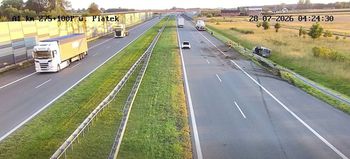 Wideo: Bus dachował na A1. Kierowcy przejeżdżali obok, jakby nic się nie stało